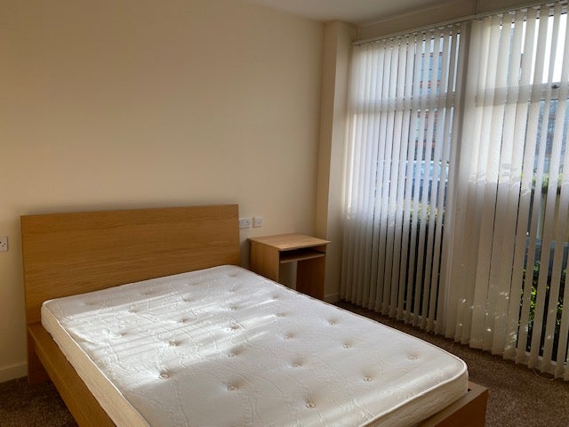 Flat Lauriston Close in Manchester