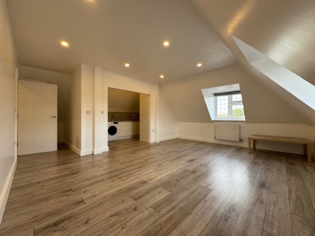 Flat Glengall Road in Greater London