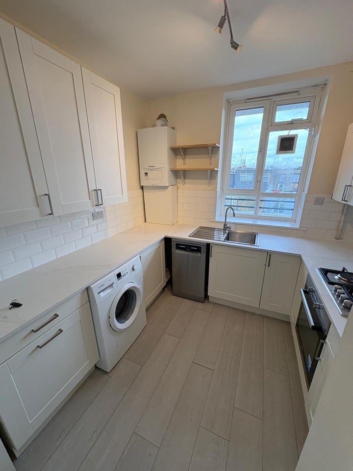 Flat Lancaster Court in Greater London