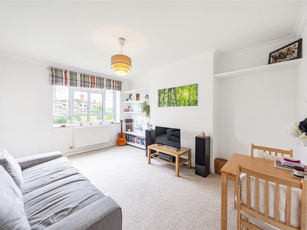 Flat Lancaster Court in Greater London