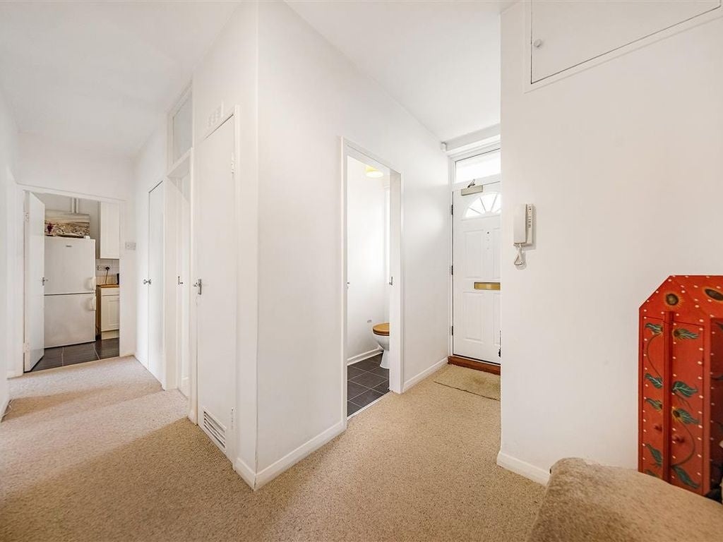Flat Lancaster Court in Greater London