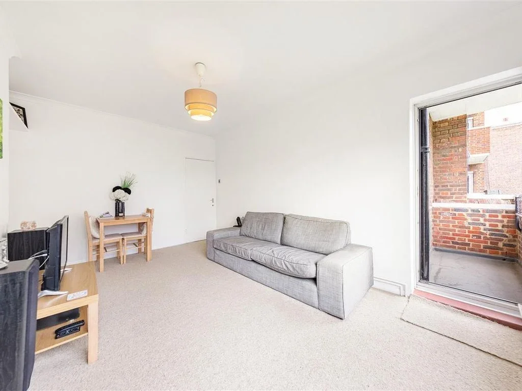 Flat Lancaster Court in Greater London