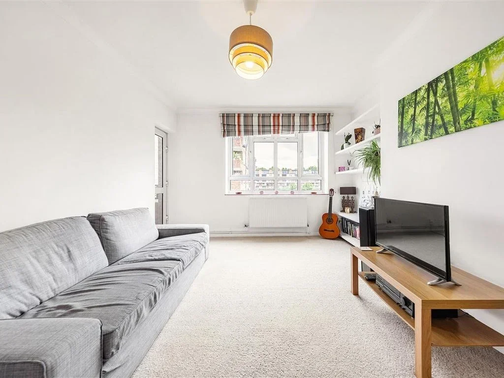 Flat Lancaster Court in Greater London