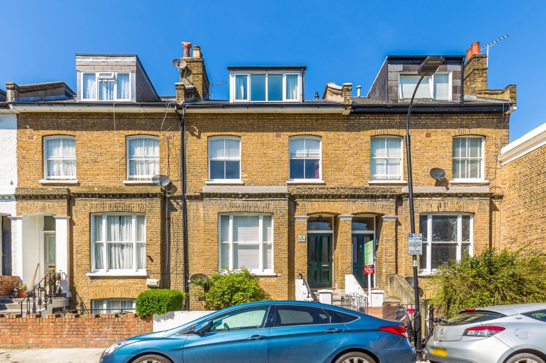 Flat Bassein Park Road in Greater London