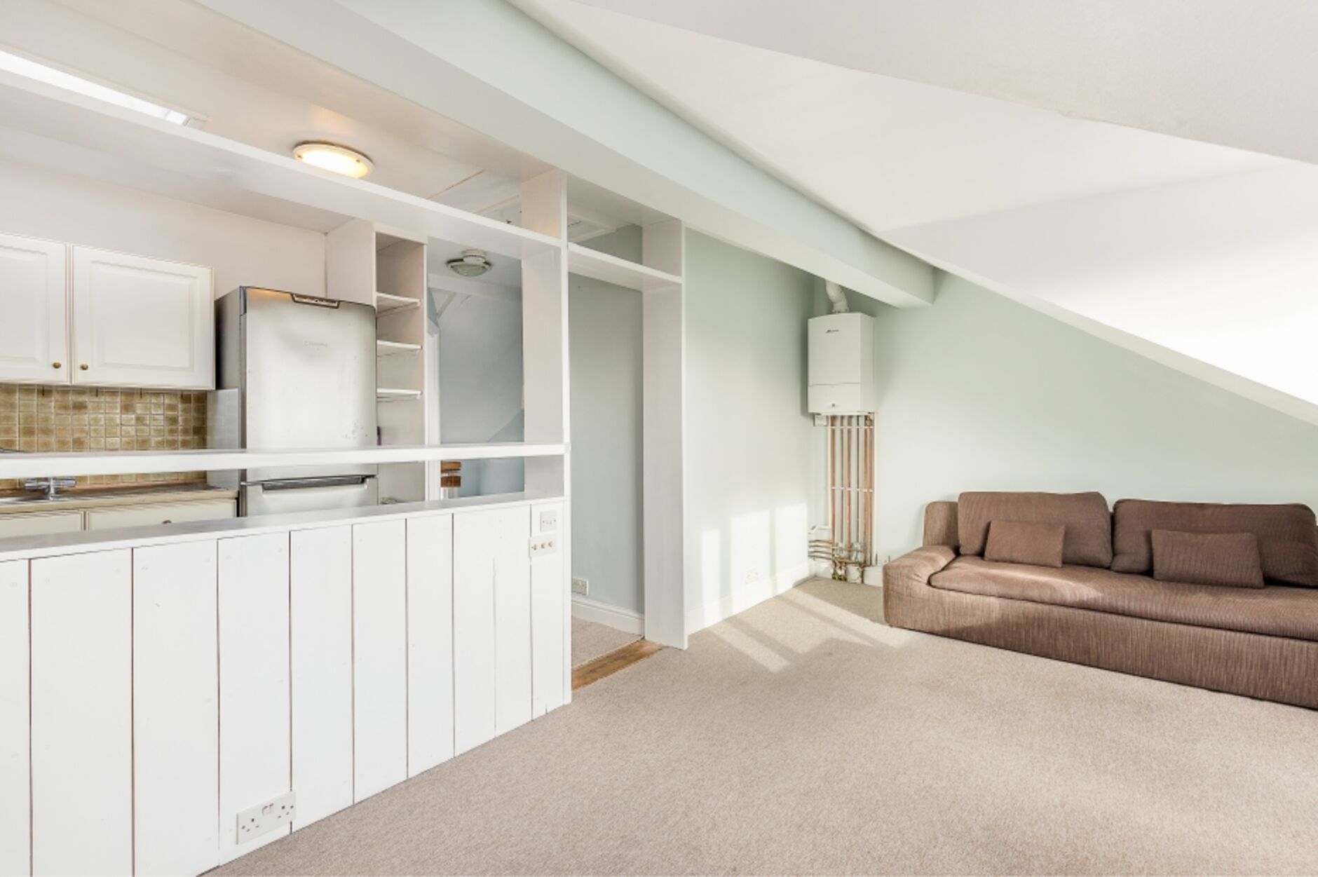Flat Bassein Park Road in Greater London