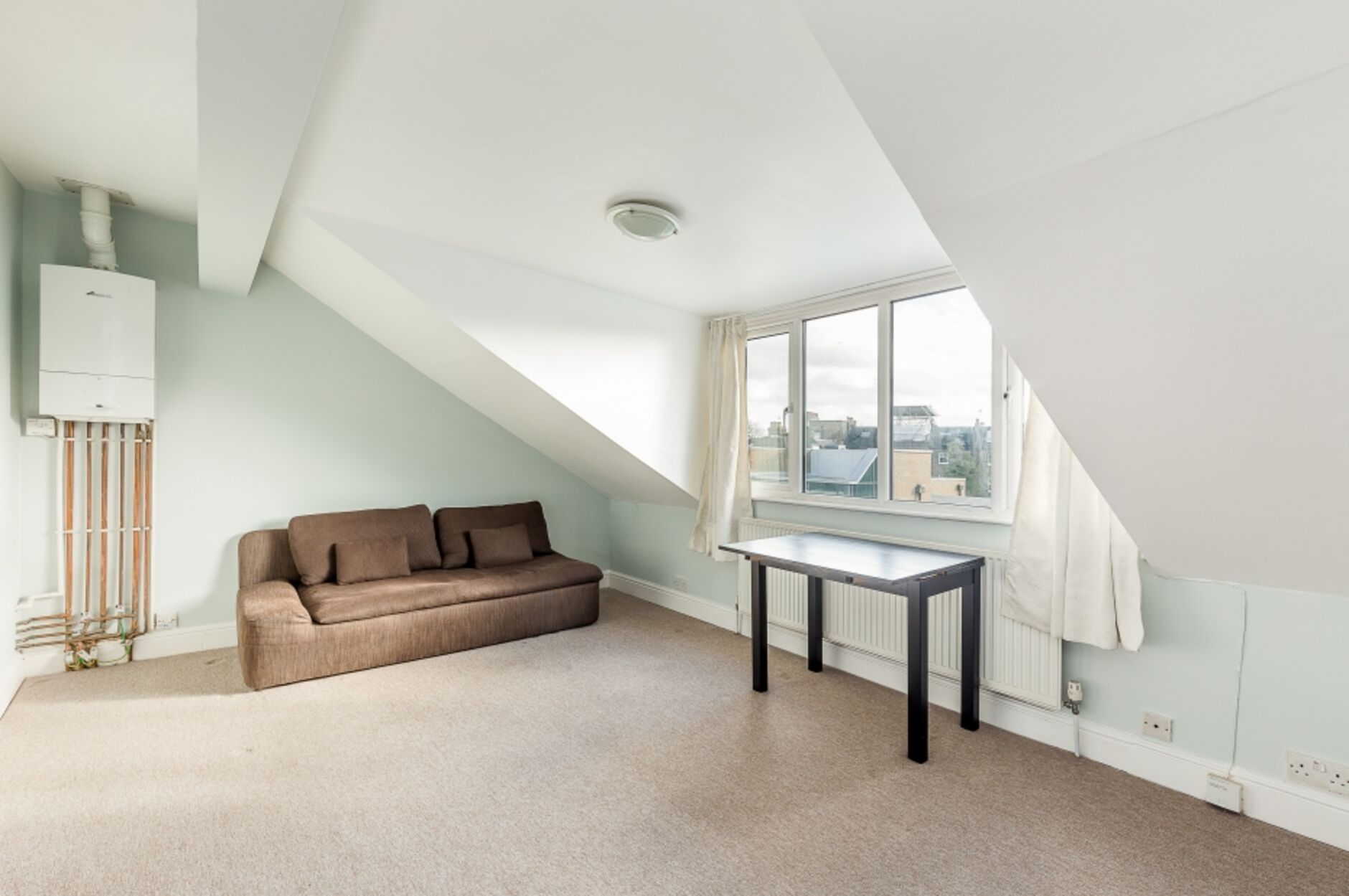Flat Bassein Park Road in Greater London