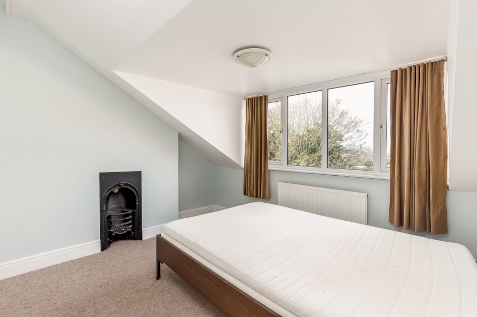 Flat Bassein Park Road in Greater London