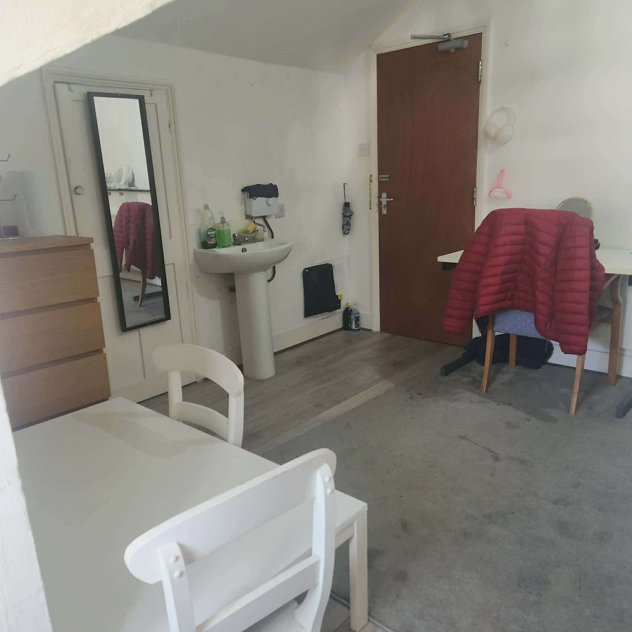Room Ballards Lane in Greater London
