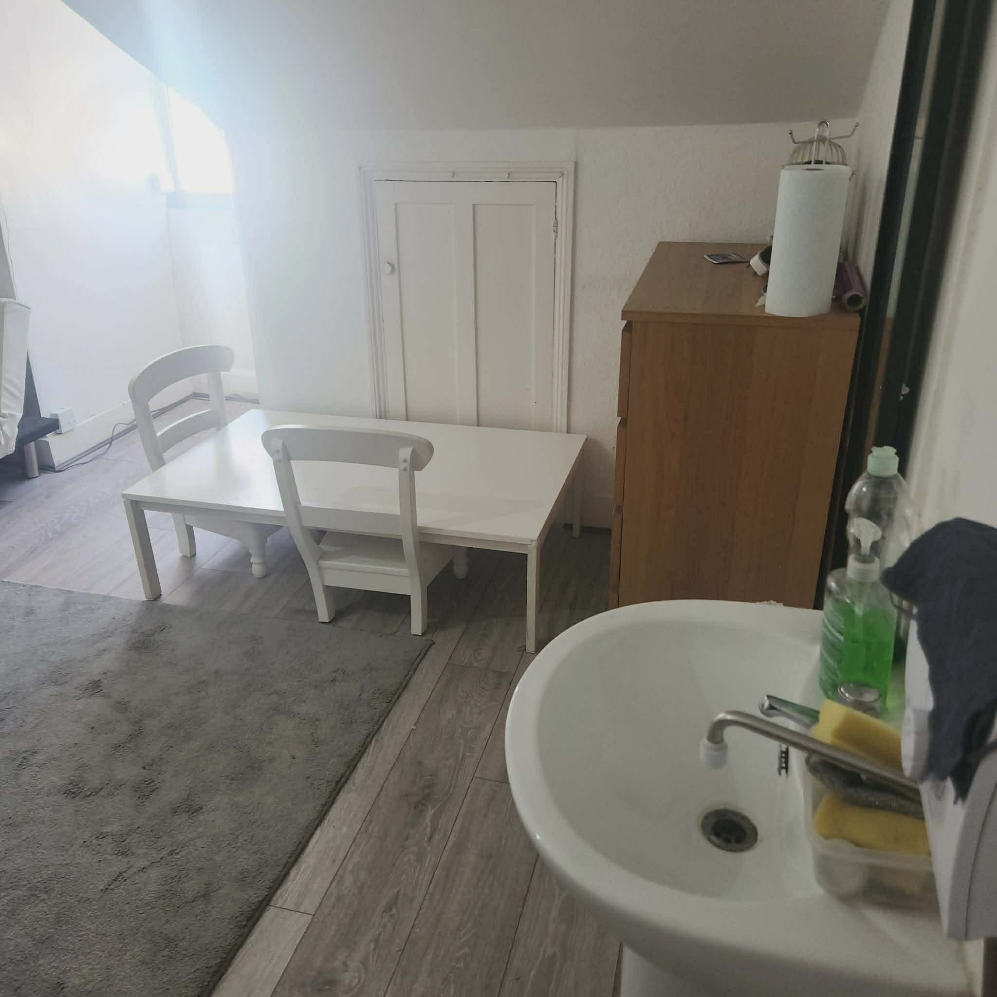 Room Ballards Lane in Greater London