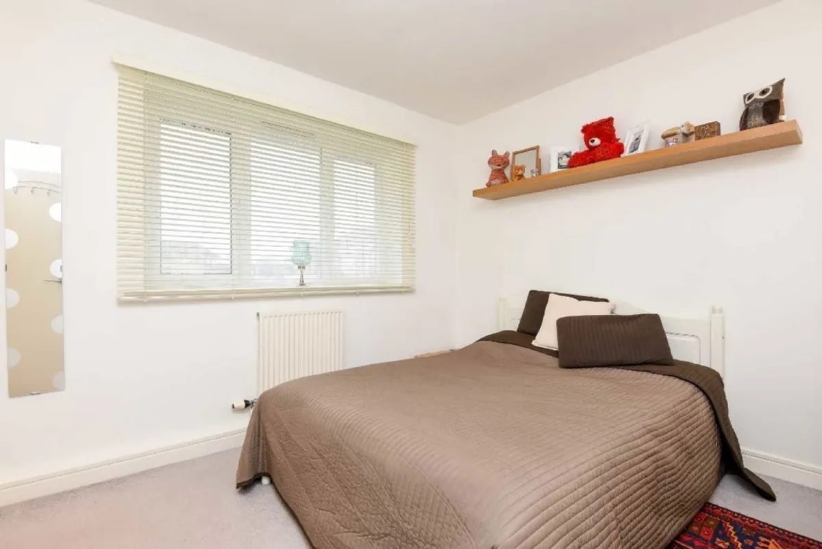 Flat Saint James's Drive in Greater London