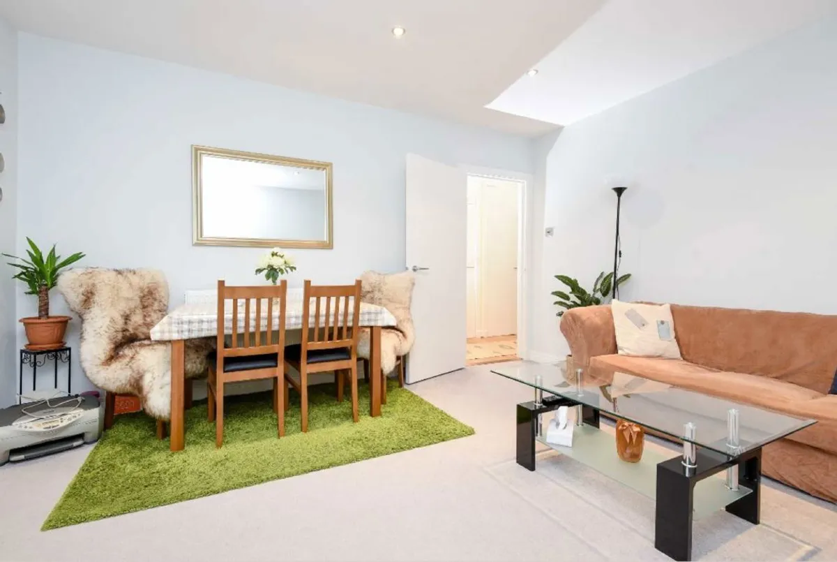 Flat Saint James's Drive in Greater London