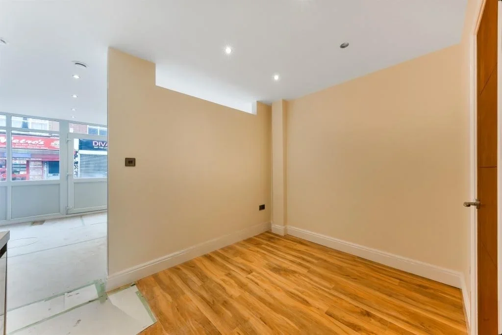 Flat Mitcham Lane in Greater London