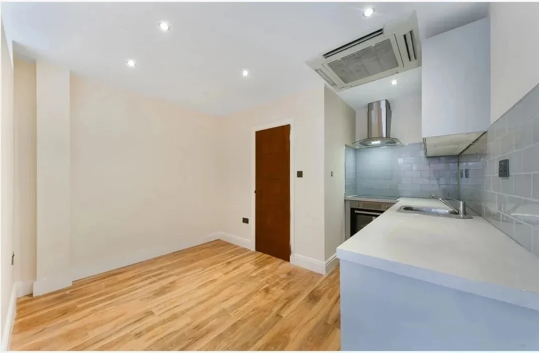 Flat Mitcham Lane in Greater London