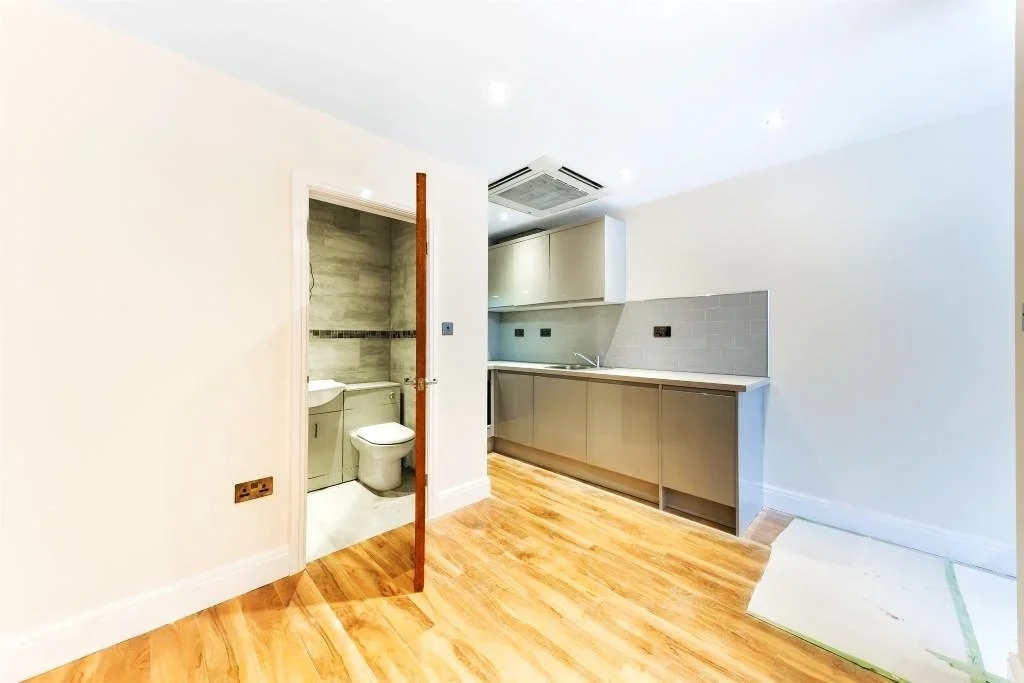 Flat Mitcham Lane in Greater London