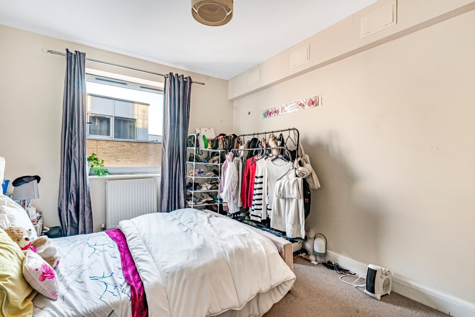 Flat Miles Close in Greater London