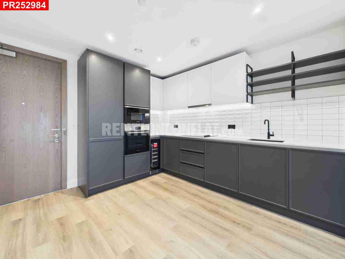 Flat Townsend Road in Greater London