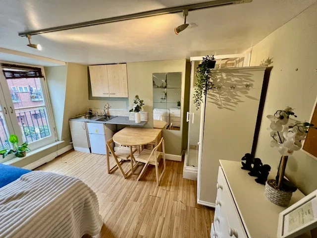 Room Lena Gardens in Greater London
