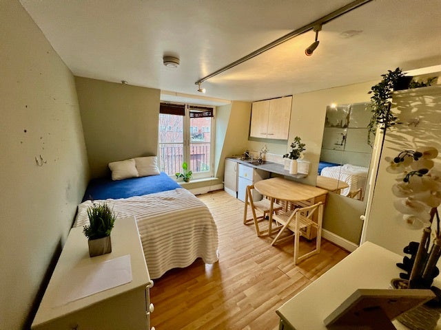 Room Lena Gardens in Greater London
