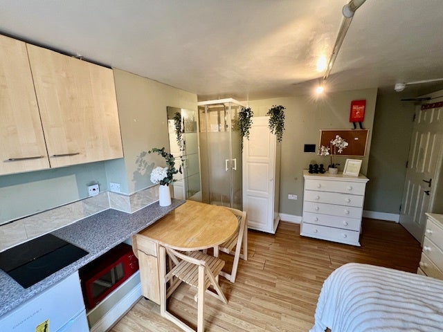 Room Lena Gardens in Greater London