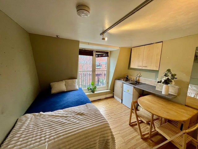 Room Lena Gardens in Greater London