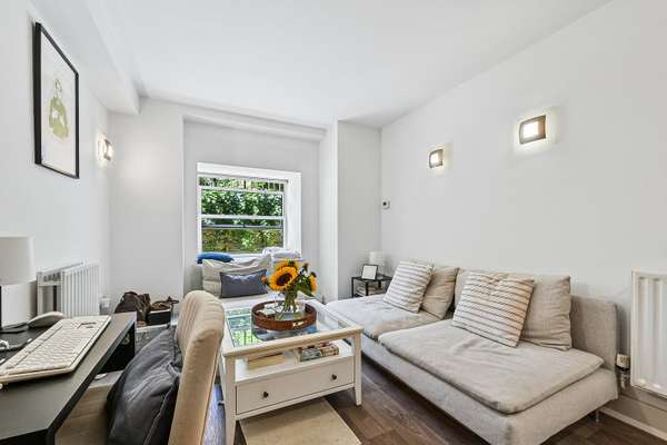 Flat Duke of Wellington Avenue in Greater London