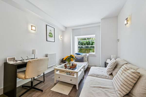Flat Duke of Wellington Avenue in Greater London
