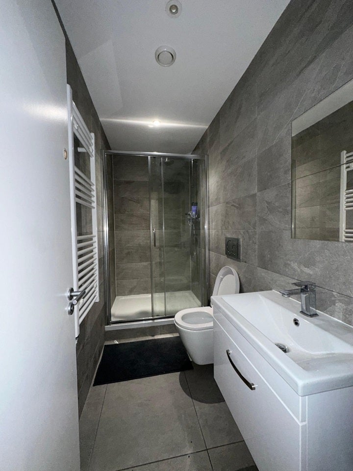 Room Sampson Street in Greater London