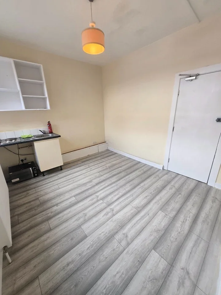 Flat Larkhall Lane in Greater London
