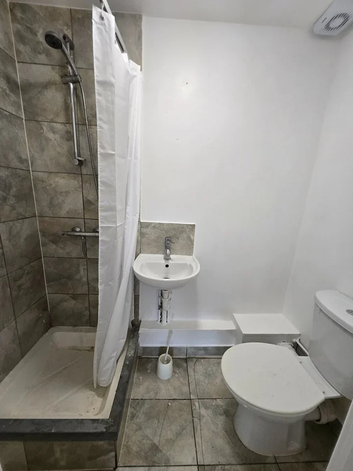 Flat Larkhall Lane in Greater London