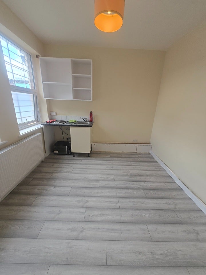 Flat Larkhall Lane in Greater London