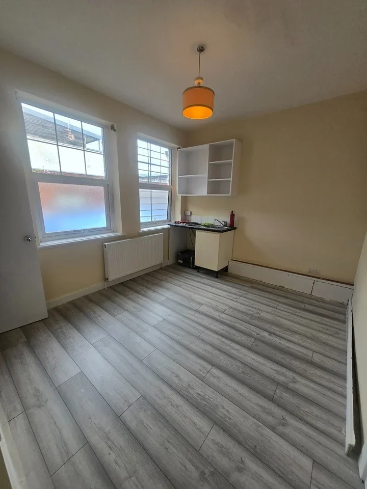 Flat Larkhall Lane in Greater London
