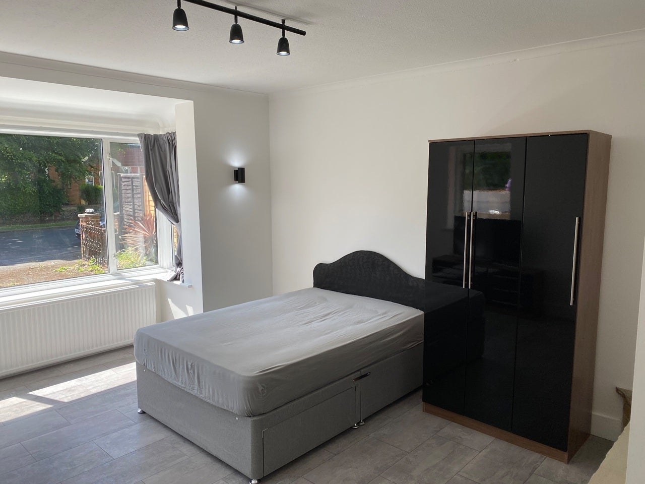 Room Warwick Road in Greater London