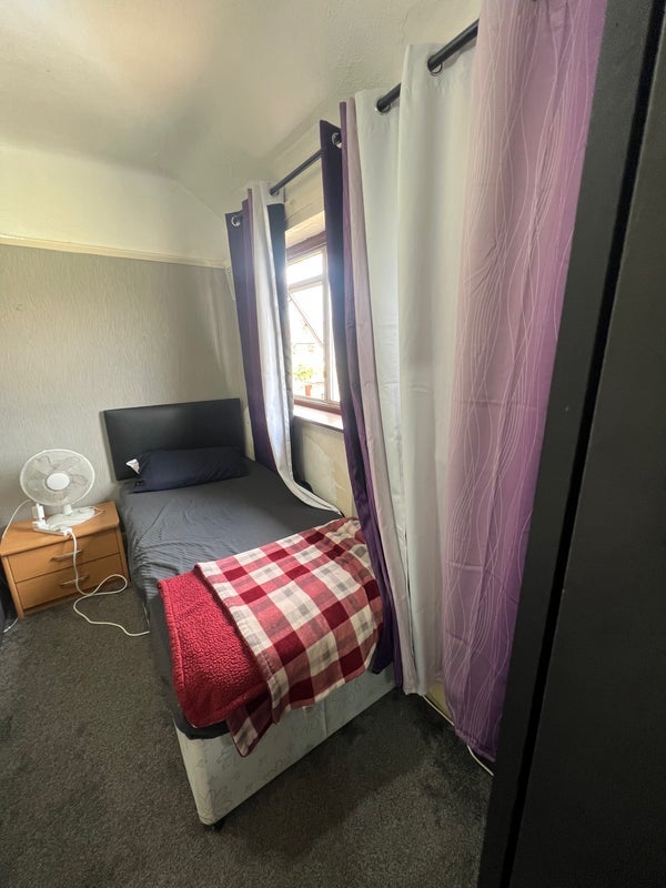 Room Margaret Road in Liverpool