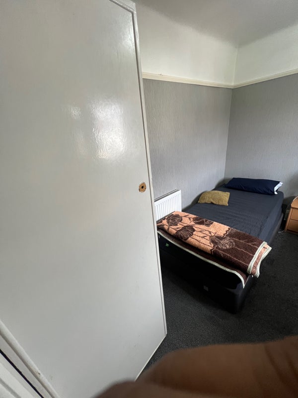 Room Margaret Road in Liverpool