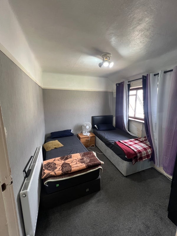 Room Margaret Road in Liverpool