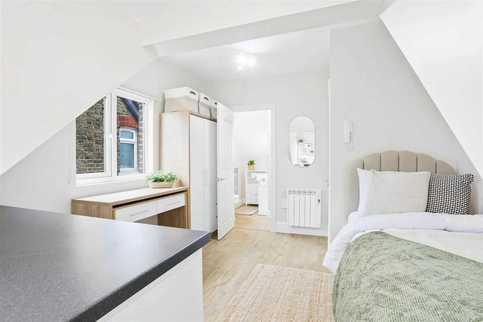 Flat Belmont Road in Greater London