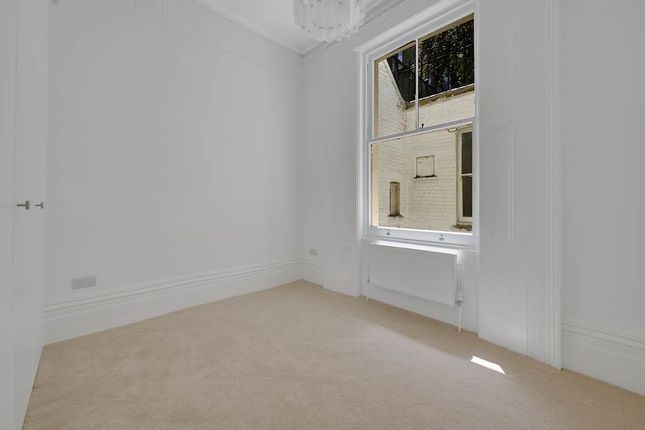 Flat Hornton Street in London