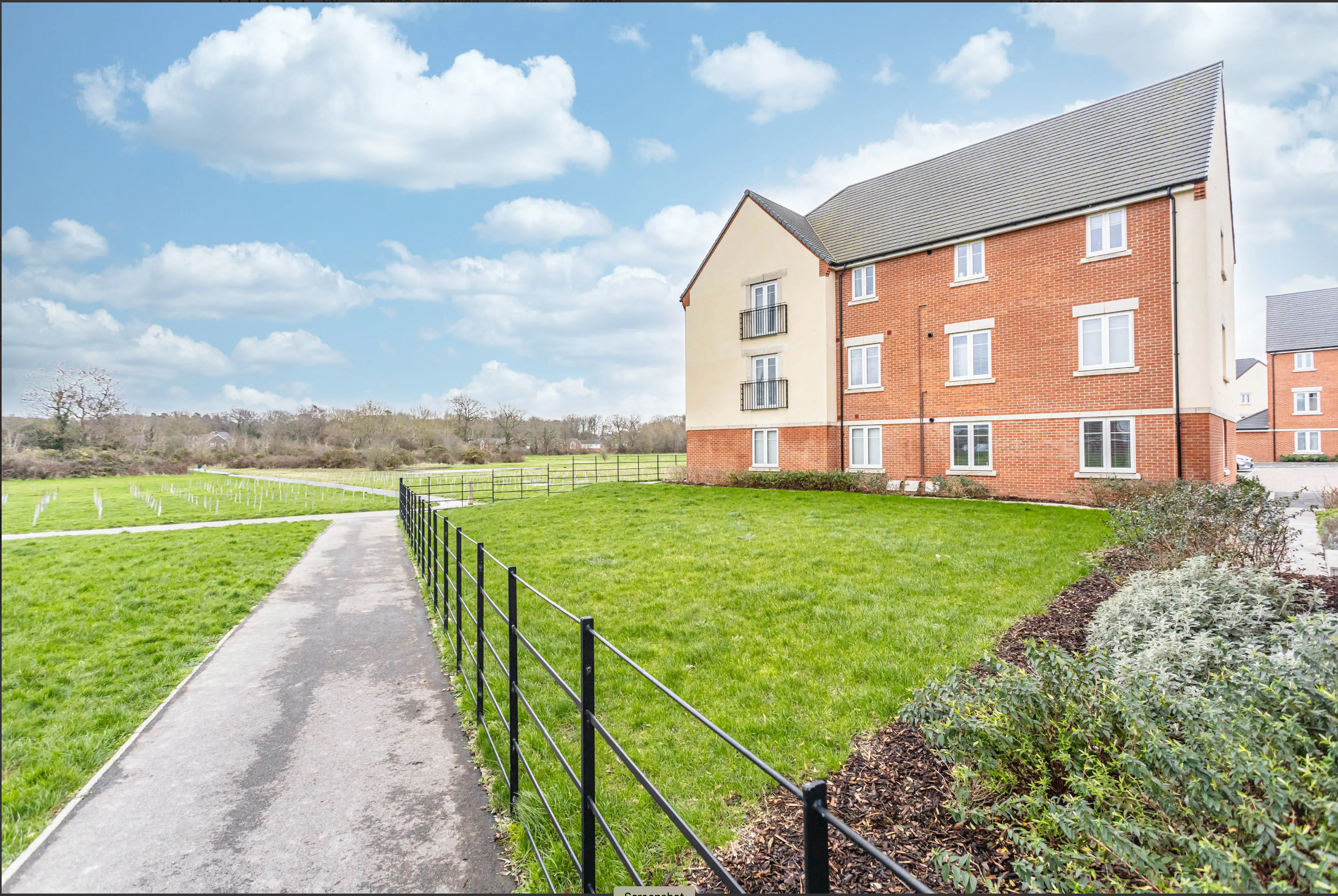 Flat Eames Way in Crawley