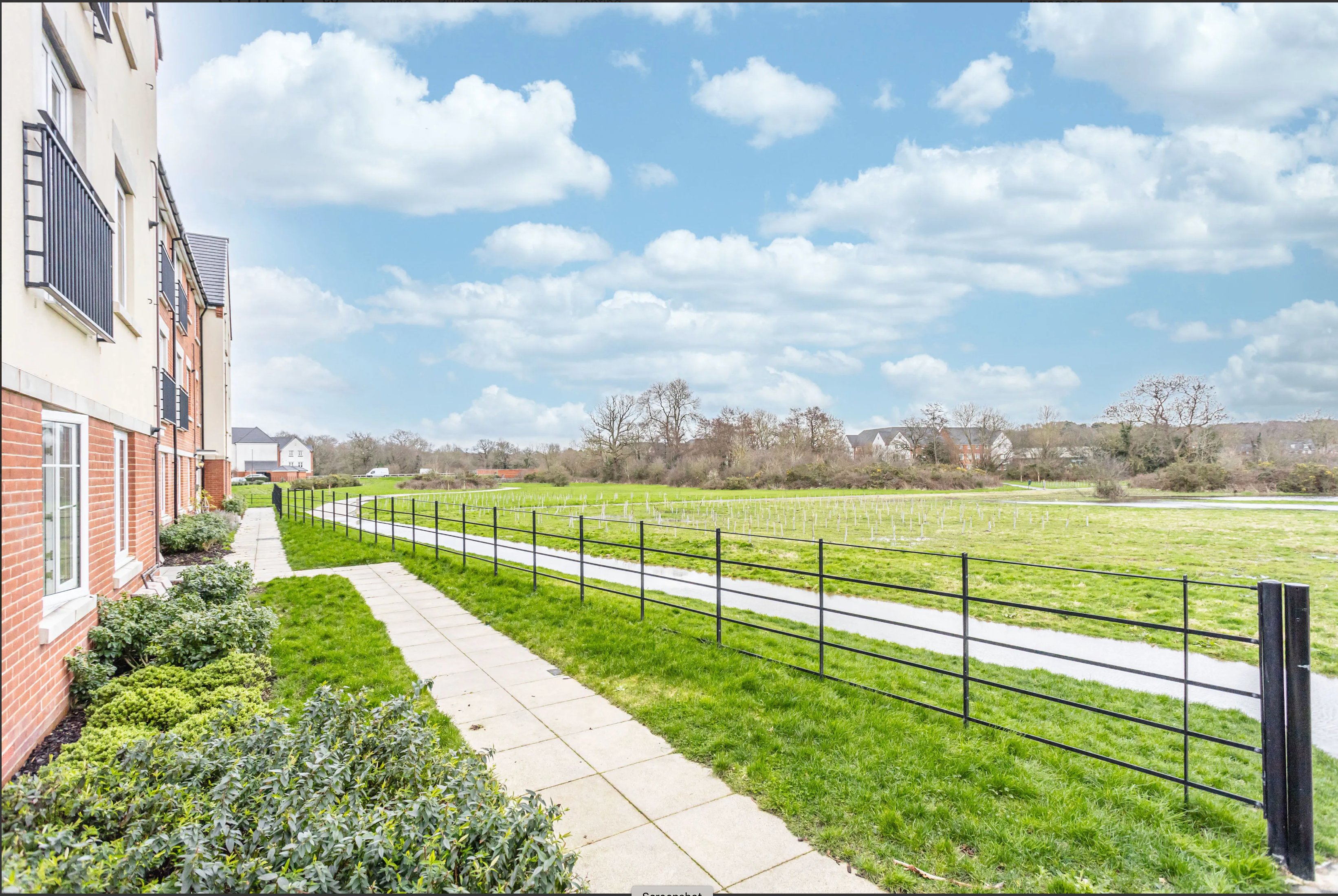 Flat Eames Way in Crawley