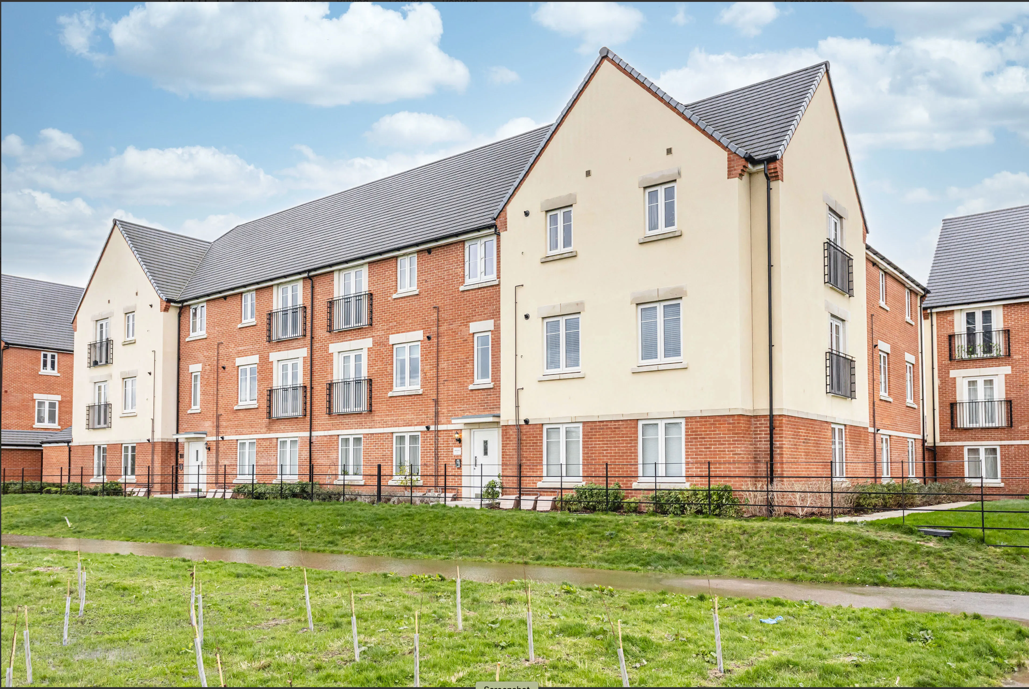 Flat Eames Way in Crawley