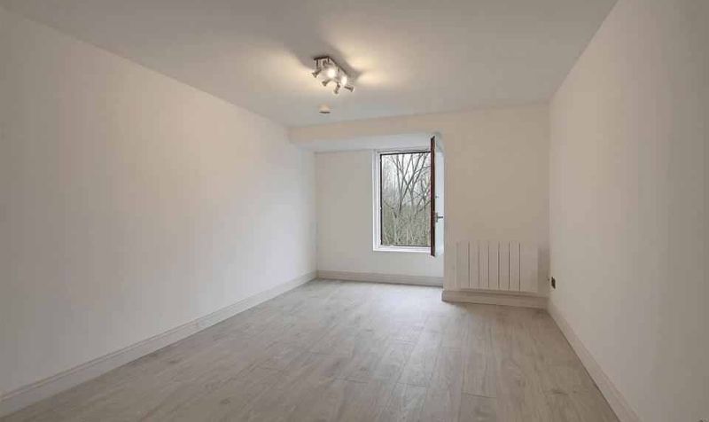 Flat Eleanor Cross Road in Waltham Cross