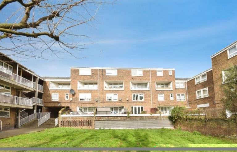 Flat Gough Walk in Greater London