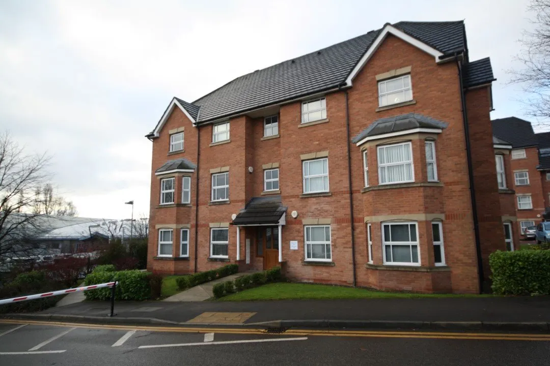 Flat Royal Court Drive in Bolton