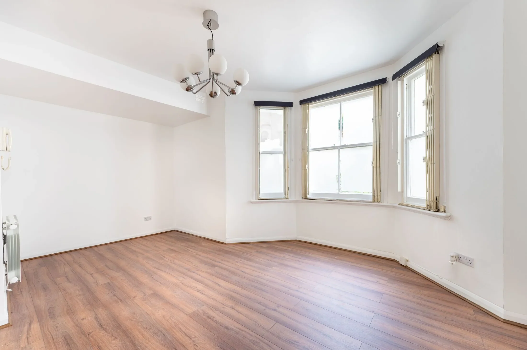 Flat Sinclair Gardens in Greater London