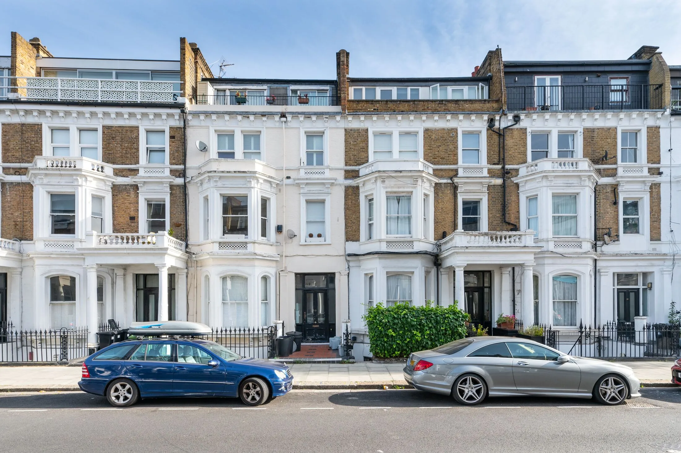 Flat Sinclair Gardens in Greater London