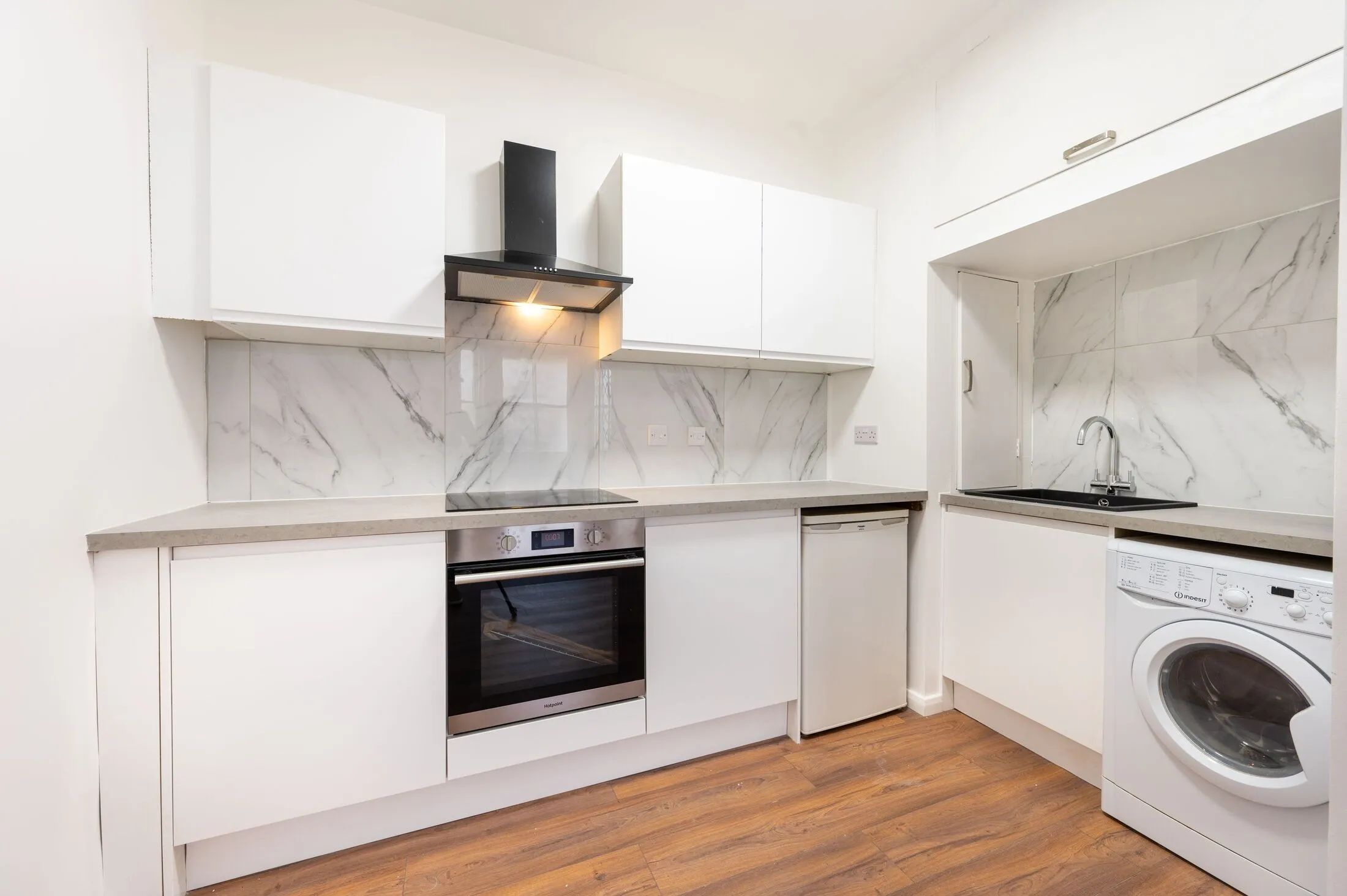 Flat Sinclair Gardens in Greater London