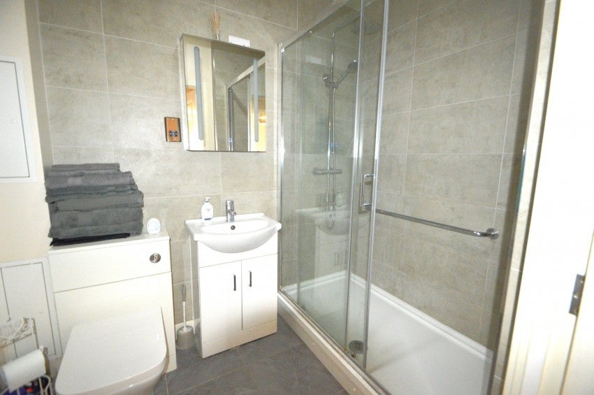 Flat Chalvey Road East in Slough
