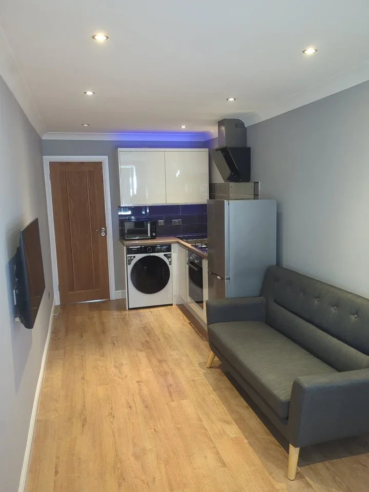 Flat Denvale Walk in Woking
