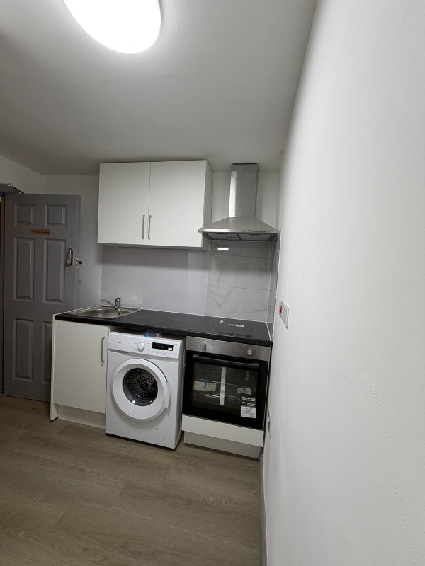 Flat Spackmans Way in Slough