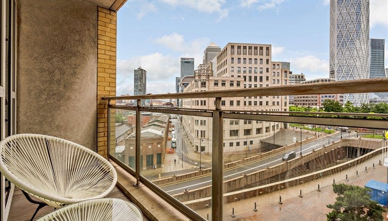 Flat Westferry Circus in Greater London